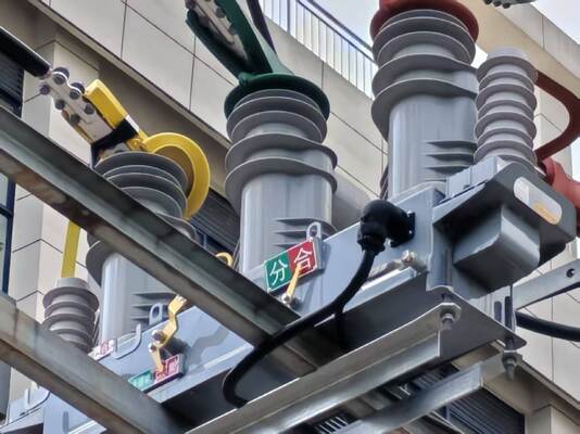 220VAC ± 10% ความดันออก IP67 กันน้ํา การบริโภคพลังงานที่ต่ํามาก (~ 6W) อุปกรณ์ไฟฟ้าสําหรับ Recloser ด้วยการสกัดความดันความจุ